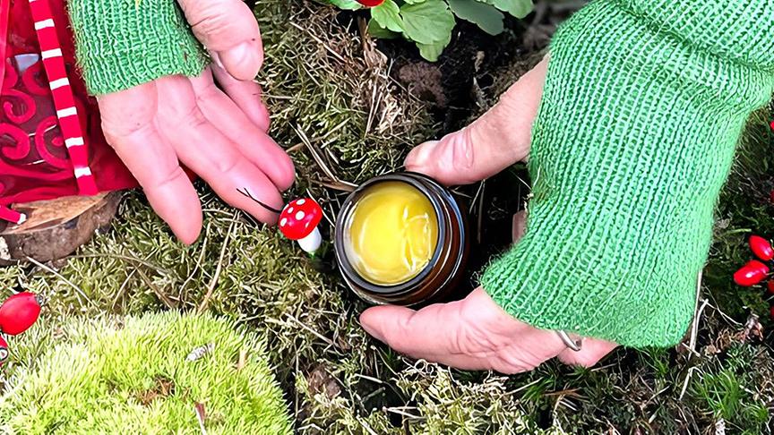 Uschi präsentiert eine Hautsalbe aus Moos.