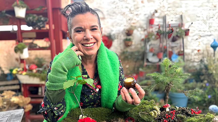 © Foto: Uschi Zezelitsch Uschi präsentiert eine Hautsalbe aus Moos.