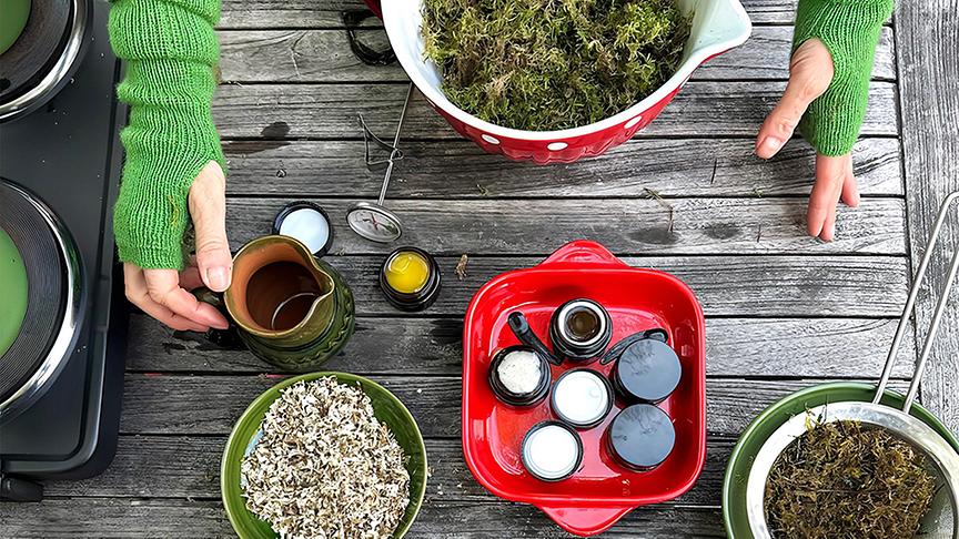 © Foto: Uschi Zezelitsch Uschi präsentiert eine Hautsalbe aus Moos.