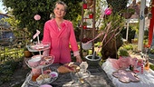 Uschi präsentiert eine Torte für den Muttertag