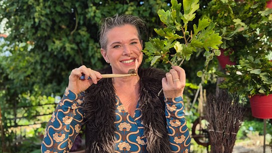 Uschi stellt aus Eicheln eine Paste her.