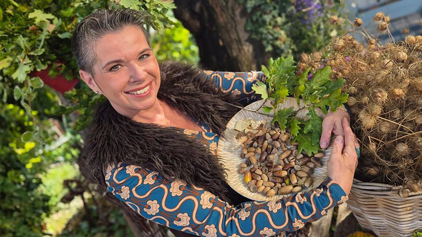 Uschi stellt aus Eicheln eine Paste her.