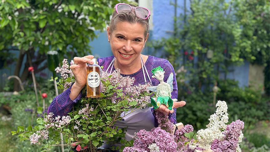 Uschi stellt ihr Flieder-Duschgel vor.