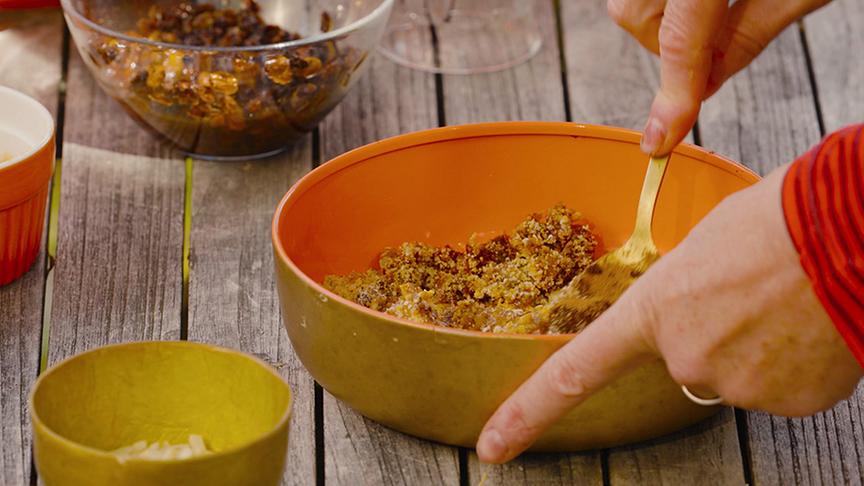 Uschi bereitet "No bake"-Sanddorn-Riegel zu.