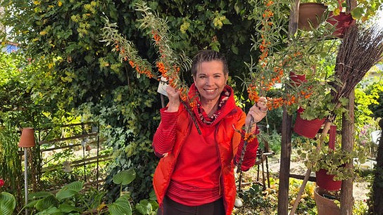 Uschi bereitet "No bake"-Sanddorn-Riegel zu.