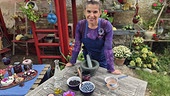 Uschi verarbeitet Heidelbeeren zu einer würzigen Sauce.