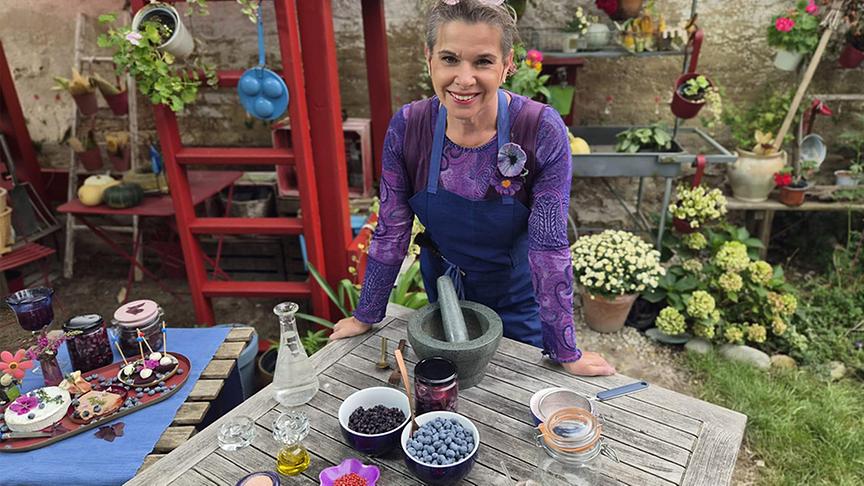 Uschi verarbeitet Heidelbeeren zu einer würzigen Sauce.