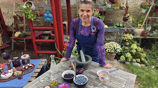 © Foto: Uschi Zezelitsch Uschi verarbeitet Heidelbeeren zu einer würzigen Sauce.
