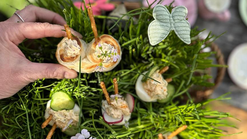 © Uschi Zezelitsch Uschi bereitet einen Aufstrich mit Wiesenschaumkraut zu.