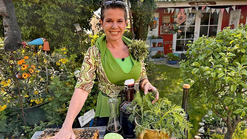 Uschi setzt ein Tonikum mit einjährigem Beifuß an
