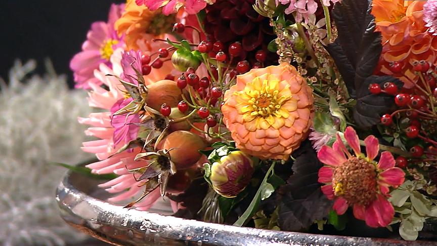 Hagebutten und Herbstblumen.