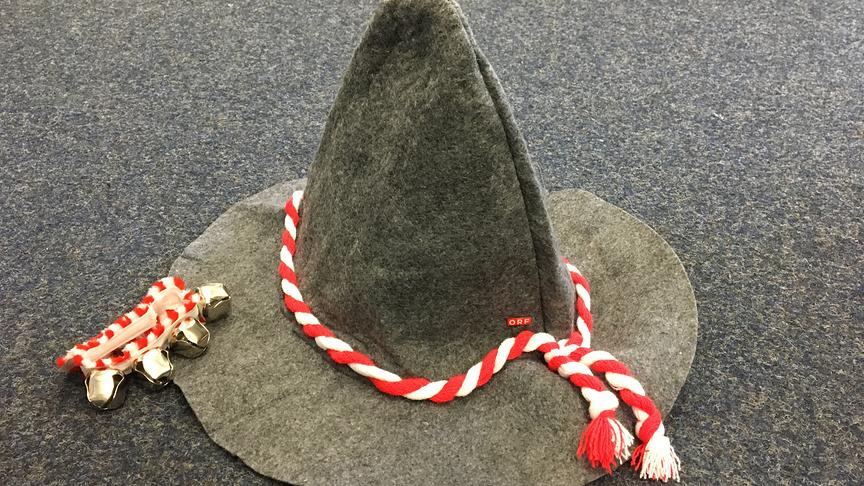 Hüttengaudi-Hut mit Schellenarmband.