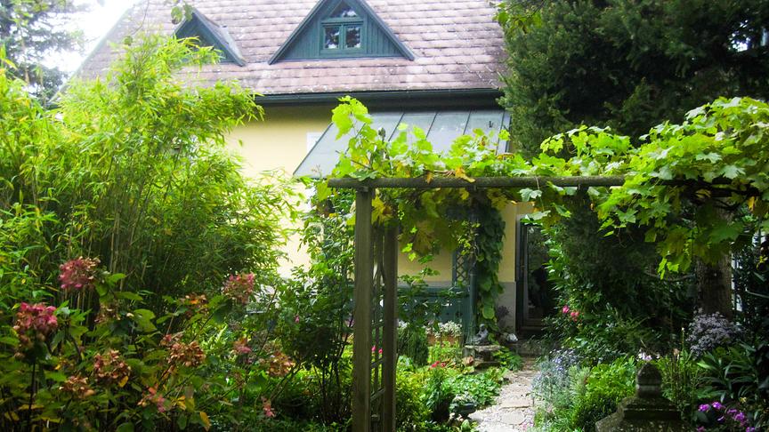 Im Bild: Wien: Gastgarten von Christa Velechovsky.