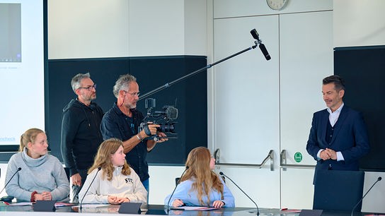 ORF-Generaldirektor Roland Weißmann besucht eine Schulklasse.