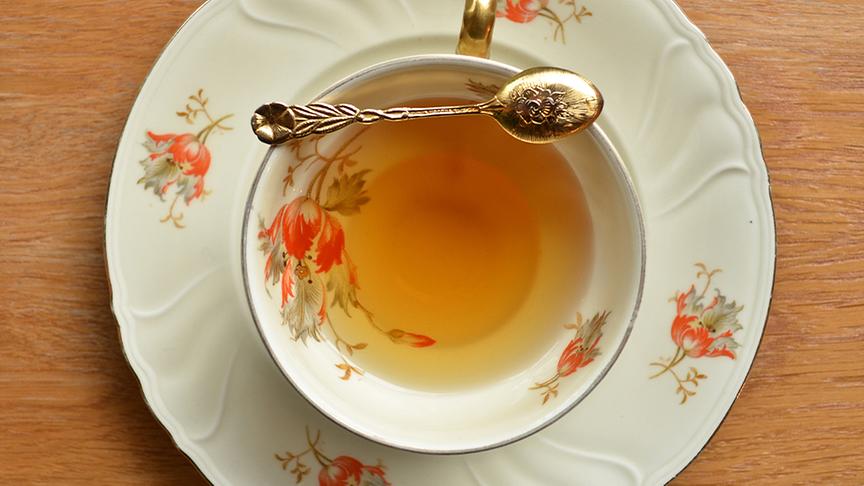 Teetasse mit einem alten Geschirr