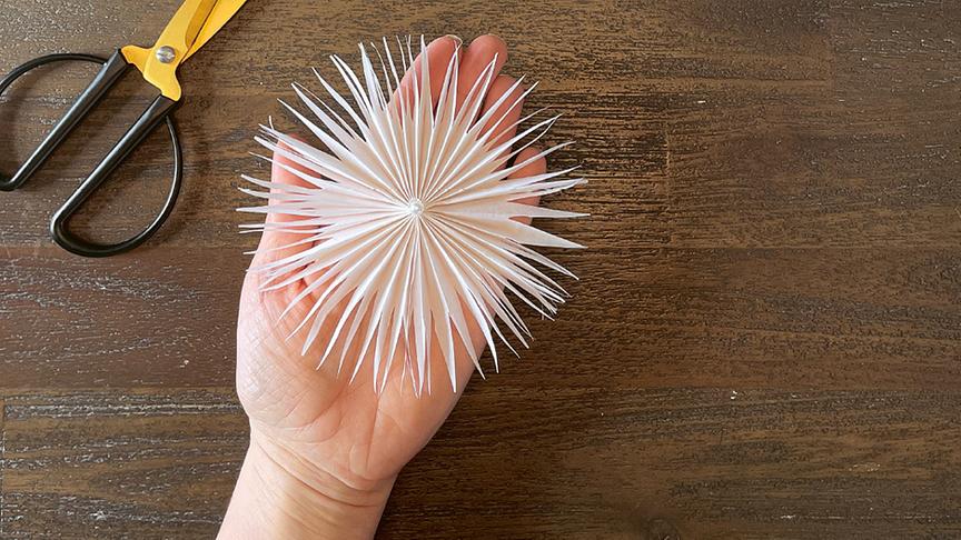 © © Christophorus Verlag/ Jacqueline Schulze Schneeflöckchen-Papierstern