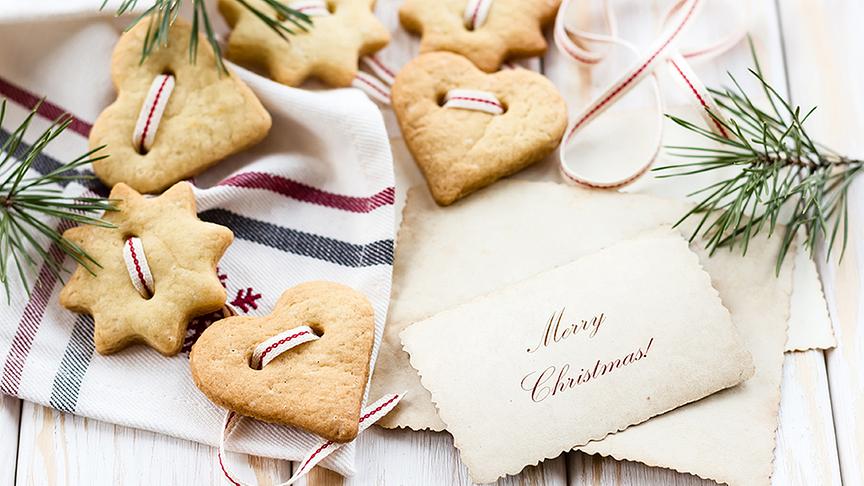 © Foto: Colourbox Weihnachtskekse mit Geschenkband