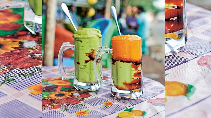 © Peter Cassidy/Knesebeck Verlag Geschichteter Fruchtsaft aus Avocado, Papaya und Mango.