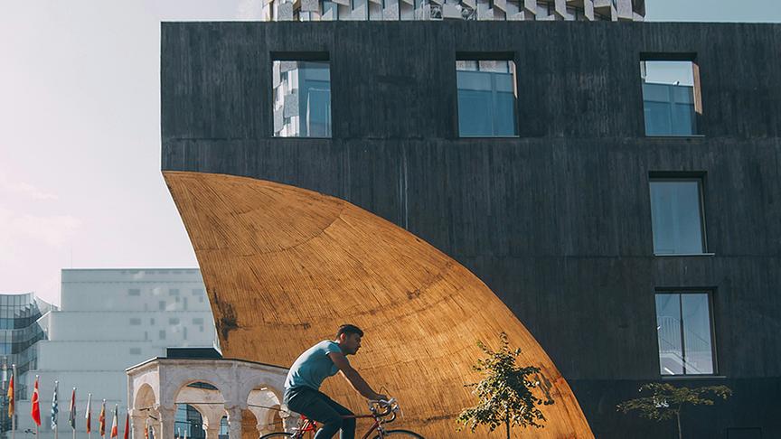 Tirana, die Hauptstadt Albaniens, zeichnet sich durch eine faszinierende Architekturlandschaft aus, die historische und moderne Stile vereint.