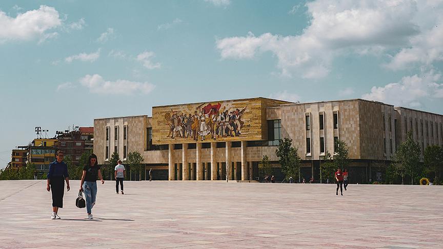 Im Historischen Nationalmuseum in Tirana gibt es Ausstellungsstücke der Antike, dem Mittelalter und aus der Zeit der albanischen Unabhängigkeit 1912.