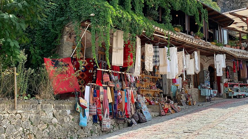 Ein Straßenmarkt in Krujë, einer kleinen Gebirgsstadt in Albanien.