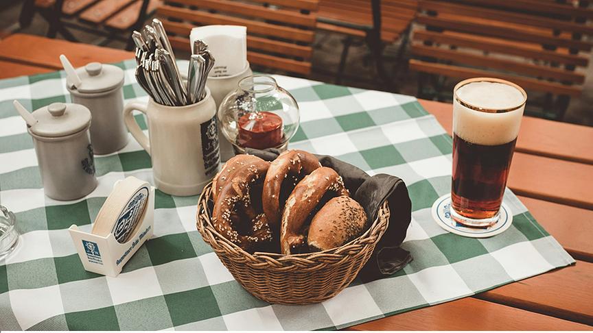 Gedeckter Tisch im Biergarten