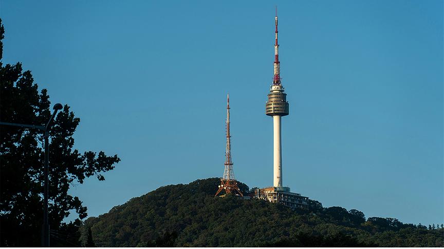 © Foto: Unsplash Zwei hohe Türme auf einem Berg.