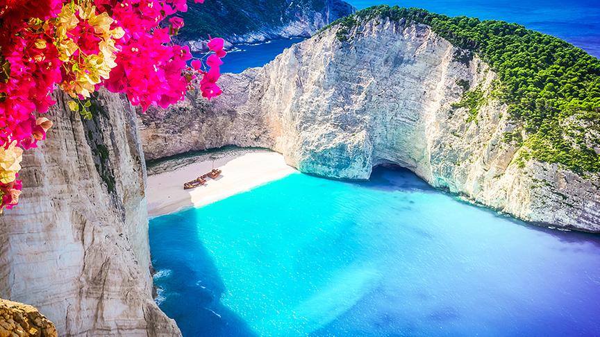 Die traumhafte Insel Zakynthos beeindruckt mit atemberaubenden Stränden und türkisblauem Wasser. Hier liegt auch die "Navagio Bucht", die zu den Top Sehenswürdigkeiten auf Griechenland zählt. "Navagio" bedeutet "Schiffsbruch" auf Griechisch - passend zu dem von schroffen Klippen umgebenen Schriffswrack, das einsam im weißen Sand liegt.