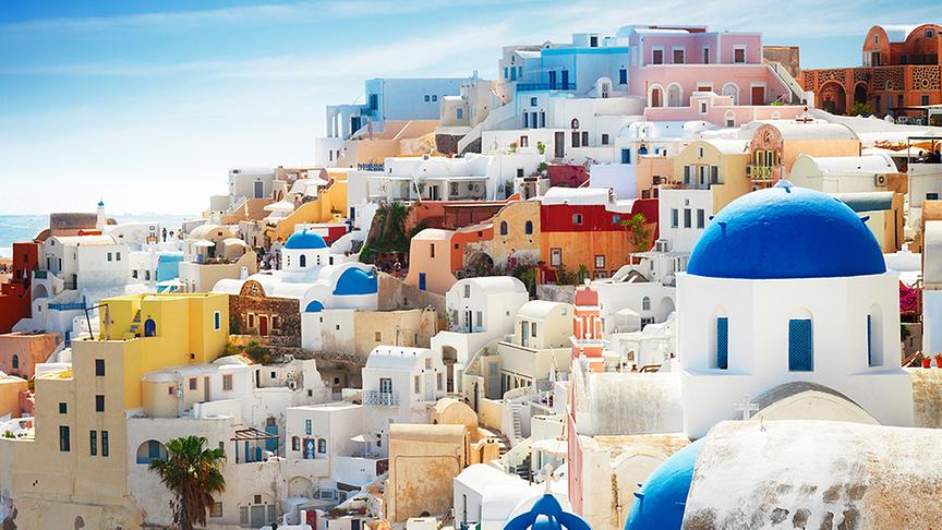 Die berühmte griechische Insel Santorini entstand infolge von Vulkanaktivitäten in der prähistorischen Zeit und lockt jedes Jahr eine Vielzahl von Reisenden an. Das Stadtbild ist geprägt von weißen Häuserfassaden und leuchtend blauen Akzenten. Durch seine traumhafte Kulisse ist Santorini auch ein beliebter Ort für Hochzeiten.