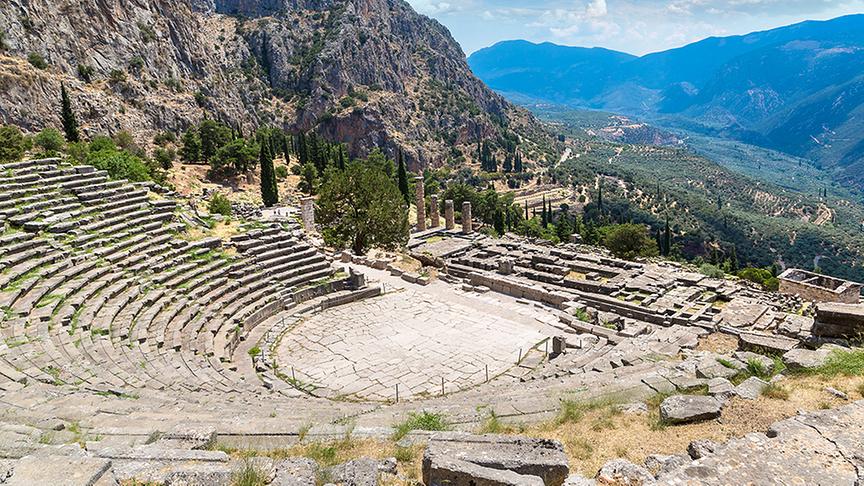 Das Theater zählt zu den größten Kulturleistungen der griechischen Antike. Die Austragsungsorte, sogenannte "Amphitheater", waren die wahrscheinlich "römischsten" Bautypus der Antike, denn sie beruhten im Gegensatz zu den meisten römischen Gebäuden nicht auf griechischen Vorbildern. Die ersten Amphitheater entstanden wahrscheinlich in der Mitte des 1. Jahrhundert vor Christus in Kampanien, einer Region südwestlich von Rom. Hier zu sehen: das Amphitheater von Delphi.