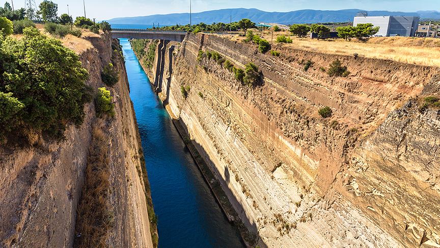 Der Kanal von Korinth trennt die Halbinsel Peloponnes vom griechischen Festland. Je nach Route kann er einem Schiff die Umfahrung des Peloponnes ersparen und dessen Seeweg um bis zu 325 Kilometer verkürzen.