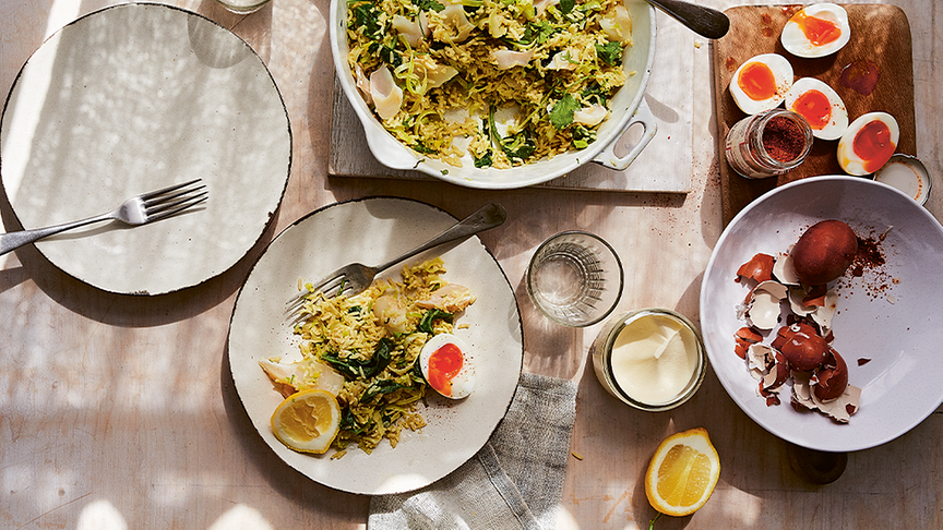 Kedgeree mit Lauch, Spinat, Frühlingskräutern und Crème fraîche