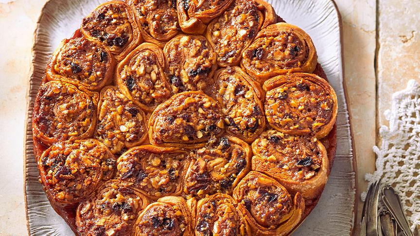 Kuchen mit Nuss-Honig-Schnecken