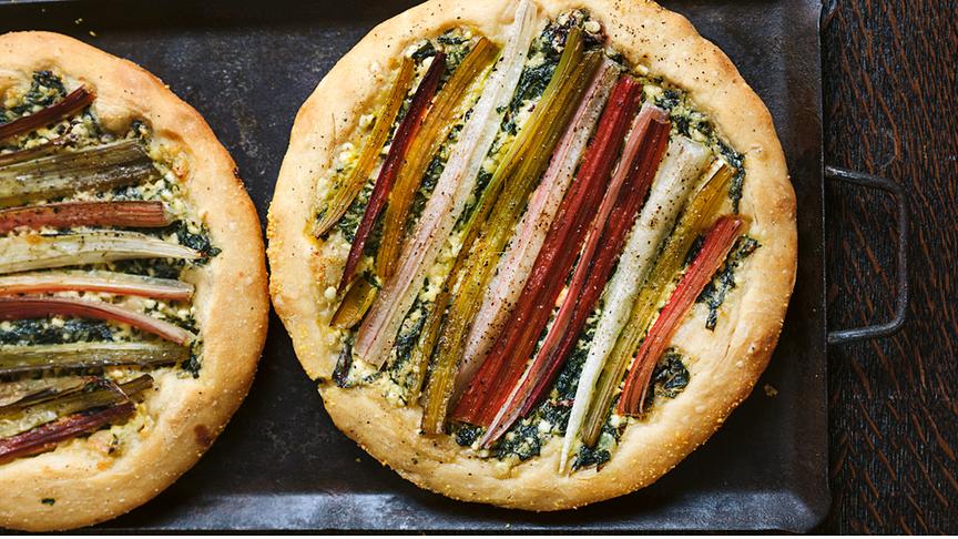 Hefeteigkuchen mit Mangold und Hüttenkäse