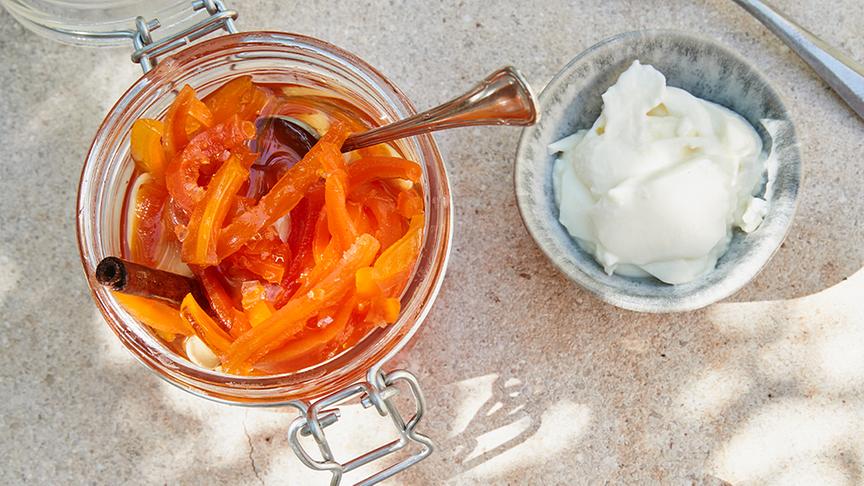 © (c) DK Verlag / Brigitte Sporrer, Rezepte: Katerina Dimitriadis Joghurt mit kandierten Karotten