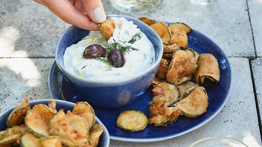 © (c) DK Verlag / Brigitte Sporrer, Rezepte: Katerina Dimitriadis Tsatsiki mit gebratenem Zucchini
