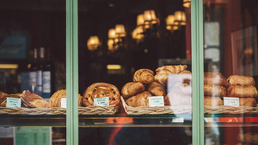 © Unsplash Schaufenster einer französischen Bäckerei