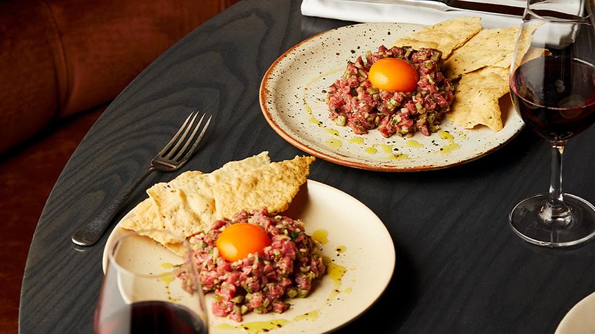 Beef Tatar mit Rosmarin-Crackern