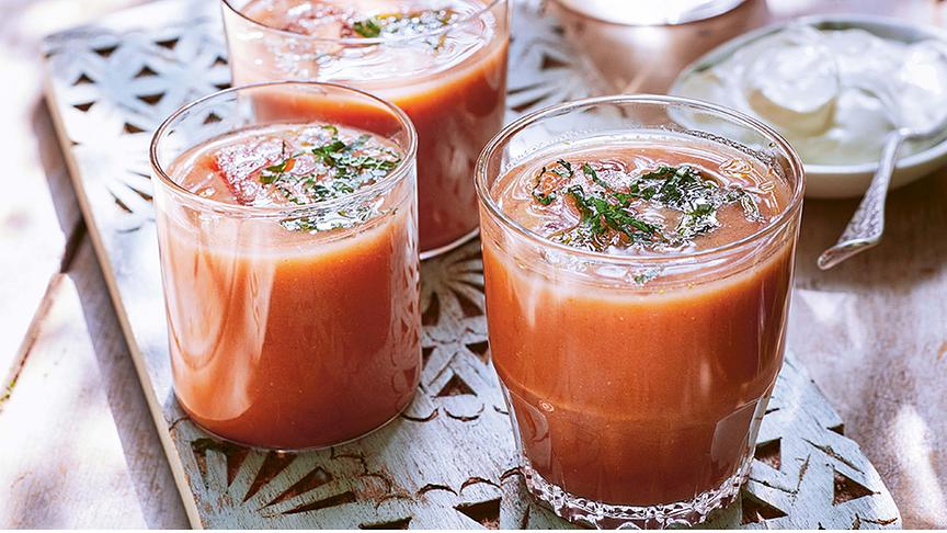© © DK Verlag / Fotos: Kris Kirkham Gekühlte Wassermelonen-Gurkensuppe in Gläsern serviert