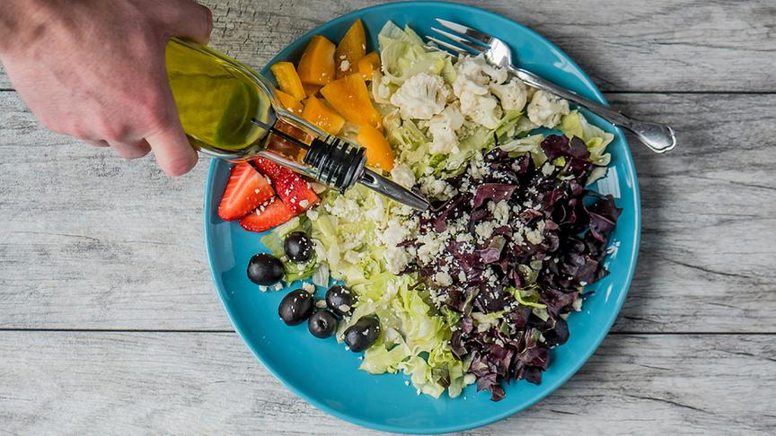 © Unsplash/ Jessica Lewis Salat mit Olivenöl