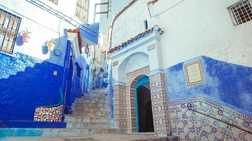 Ein Bild einer Gasse der berühmten "blauen Stadt" Chefchaouen in Marokko.