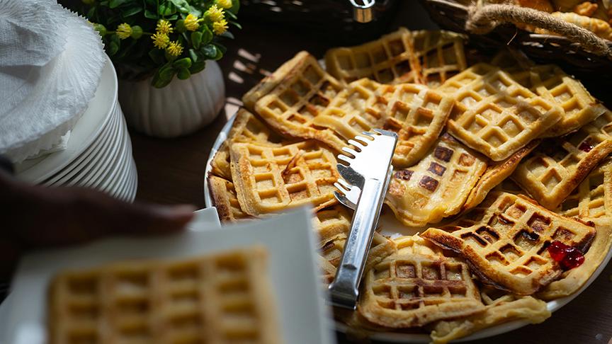 © Unsplash/ Alfred Quartey (Beispielfoto) Herzhafte Kartoffelwaffeln mit Lachs und Rogen