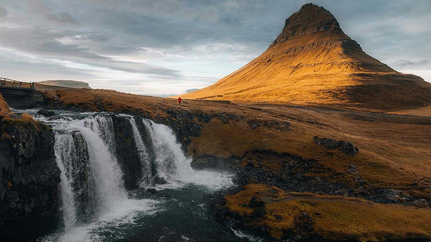 © Foto: Unsplash/ Karsten Winegeart Wasserfall in Island