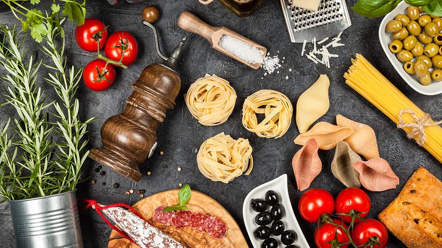 Kochzutaten: Getrocknete Nudeln, Tomaten, Oliven, Salz, ...