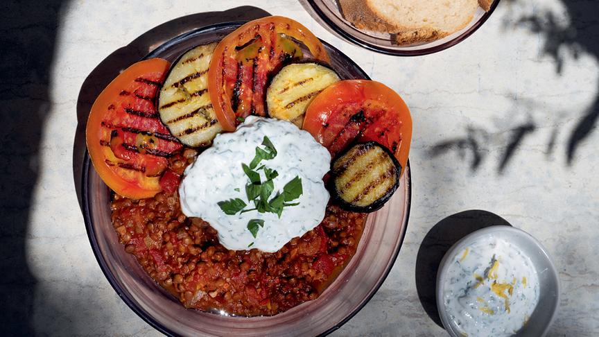 Vegetarische Moussaka-Bowl mit Joghurt