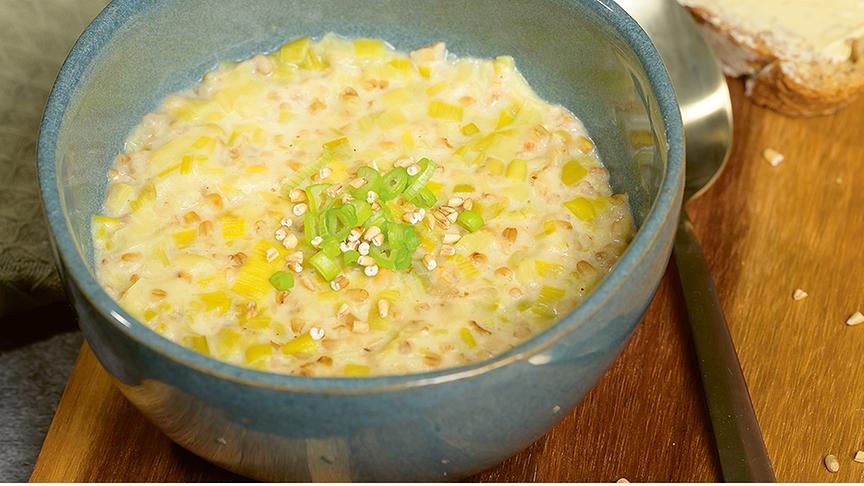 Eine Schüssel mit keltische Lauchsuppe und Haferflocken als Topping
