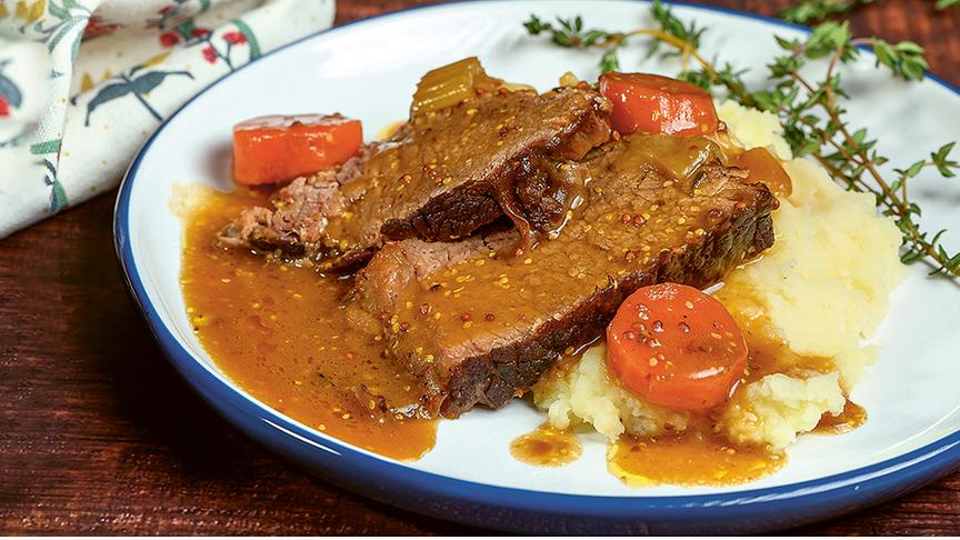 Rinderschmorbraten mit Guinness auf einem Teller angerichtet