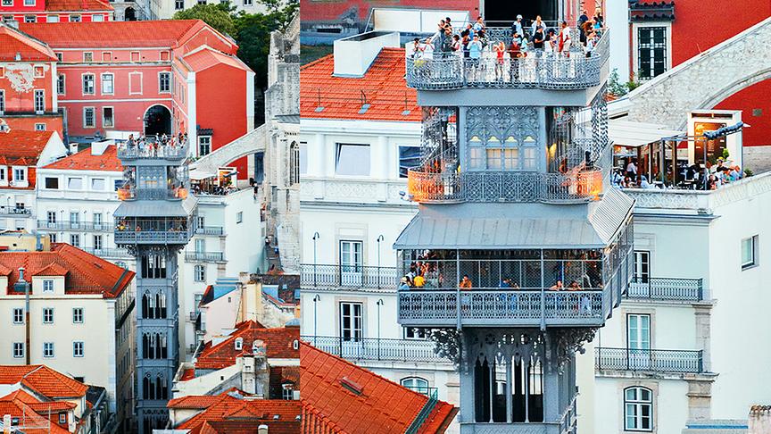 Der "Elevador de Santa Justa", die eiserne Aufzug, ist eine beliebte Touristenattraktion. Auf 45 m Höhe hat man eine 360° Aussicht über Lissabon. 