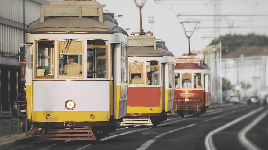 Die historischen "Remodelado-Bahnen" schlängeln sich ratternd und quietschend durch die engen Gassen Lissabons.