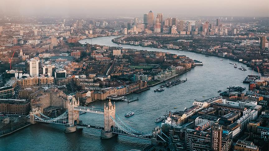 Blick von oben auf die Themse und die Tower Bridge